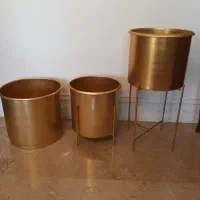 گلدان فلزی طلایی