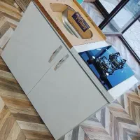 کابینت سفید و طرح سنگ قهوای گاز و سینک