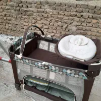 تخت بچه و صندلی غذاخوری بچه