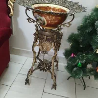 کنار سالنی قدیمی برنز