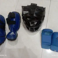 کلاه و دستکش و ساق بند و کاپ رزمی