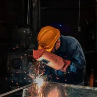 انجام خدمات جوشکاری و درب های برقی