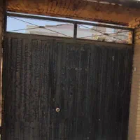 در حیاط ماشین رو