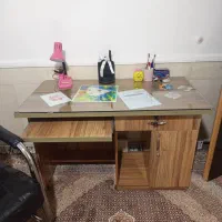 میز تحریر و کامپیوتر