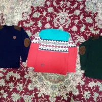 تعدادی تیشرت و پیراهن