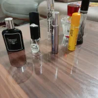 تعدادی شیشه عطر خالی سالم