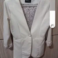 کت سفید رنگ. برش دار و خوش دوخت