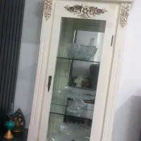 یک عدد بوفه خوش رنگ شیری