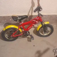 دو دستگاه دوچرخه  نیاز به تعمیر
