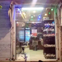 مغازه بر خیابان اصلی پرتردد
