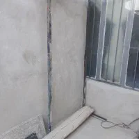 تخت فلزی با سنگ و چوب