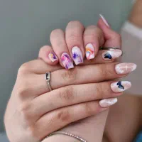 استخدام ناخن کار با مشتری