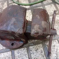 گیره اهنی   چنسش کلا آهنی هست از چندن نیست