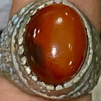 انگشتر عتیقه با نگین عقیق کارنلیان واکنش نوری قوی