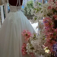 فروشنده خانم در مزون لباس عروس