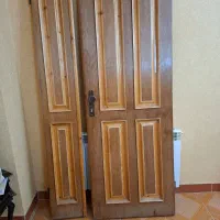 در  چوبی به همراه چارچوب رنگ شده سالم