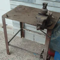 یک عدد میز کار با گیره قدیمی کاملا سالم