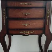 میز کوچک همراه با قاب آیینه