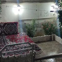 تخت فلزی محکم و سنگین همراه فرش و دوعدد پشتی