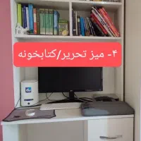 میز تحریر و کتابخانه