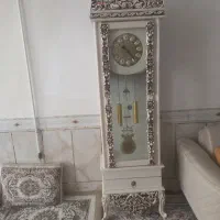 ویترین جاکفشی و ساعت ایستاده