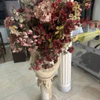 گلدان سفالی با گل مصنوعی