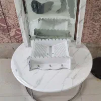 آینه و میز گرد عسلی