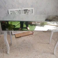 میز ارایشی به همراه اینه در حد نو