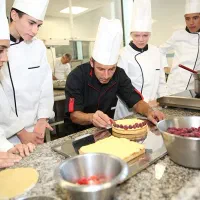 استخدام سر آشپز درجه یک و نیروی خدماتی در زاهدان