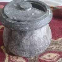 یک عدد دیگ سنگی قدمتدار به اذافه یک سینی ورشو