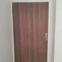 یک عدد درب چوبی راست گرد.چپ باز شو.