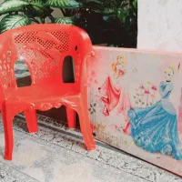میز و صندلی و کیف مدرسه