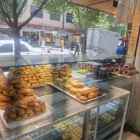 فروشنده پیراشکی و شیرینی فانتزی