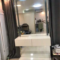 آینه بزرگ و میز ناخن