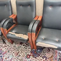 تشک بزرگ 2 نفره، صندلی چرخدار، و 3 صندلی اداری