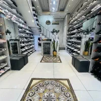 فروشنده آقادرکفش فروشی