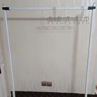 رگال و چوب لباسی پشت دری