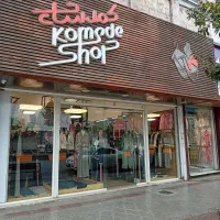 فروشنده در فروشگاه پوشاک زنانه کمدشاپ