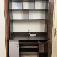میز کامپیوتر با کتابخانه