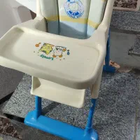 صندلی غدای کودک و کمک مادر