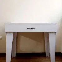 میز تحریر سفید مینیمال، بسیار تمیز و در حد نو