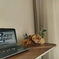 ساعت رو میزی  و گلدان چوبی و فلزی