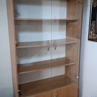 کتابخانه چوبی با در شیشه ای