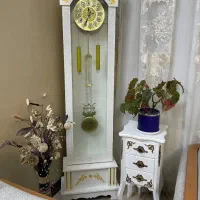 ساعت کنار سالن