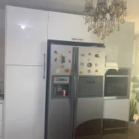 کابینت هایگلاس قدی اطراف یخچال