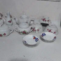 تعدادی ظروف قدیمی گل سرخی  و گل زنبق و ترمه