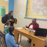 منشی خانم جهت بینایی سنجی کودکان