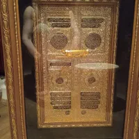 قاب ابریشمی و در کعبه