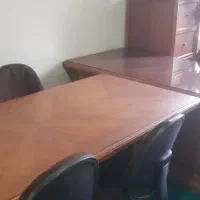 میز مدیریت و کنفرانس تمام چوب همراه صندلی در حد نو