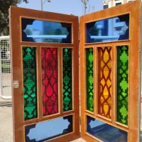 سه عدد پنجره قدیمی با چوب گردو و شیشه های رنگی